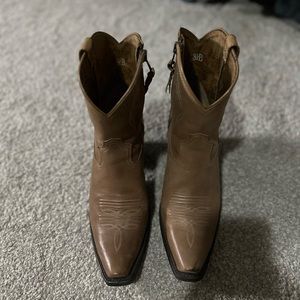 Ariat ankle boot.  EUC Worn once too big. Size 8.5
